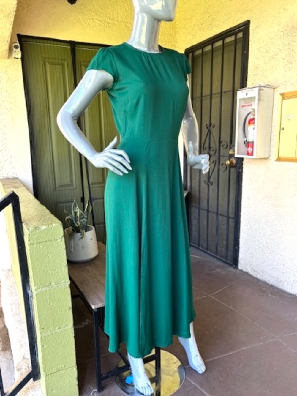 REFORMATION Gavin Cap-Sleeve Midi Dress w/ Cutout Back EUC/sz 4 - Picture 4 of 15